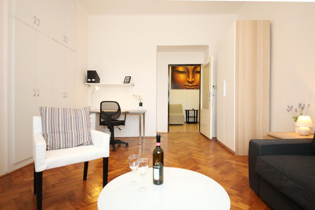 Apartments With 2 Bathrooms- 5 Minutes From Old Town - 102 M2 Прага Екстер'єр фото