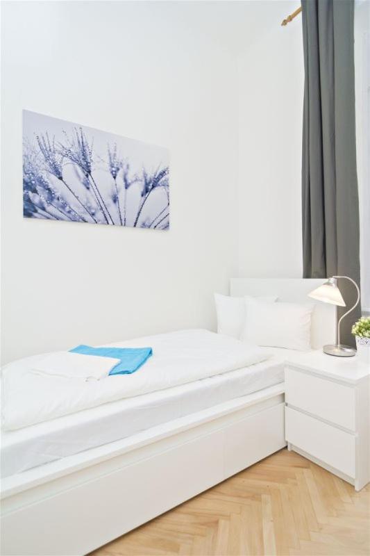 Apartments With 2 Bathrooms- 5 Minutes From Old Town - 102 M2 Прага Екстер'єр фото
